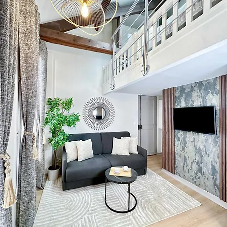Stylish Duplex In Front Of Buttes-chaumont *