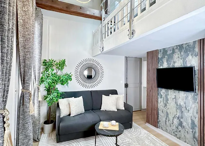 Stylish Duplex In Front Of Buttes-chaumont *